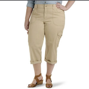 NWT LEE Size 20W Beige Cargo Relaxed Fit Capri Pants